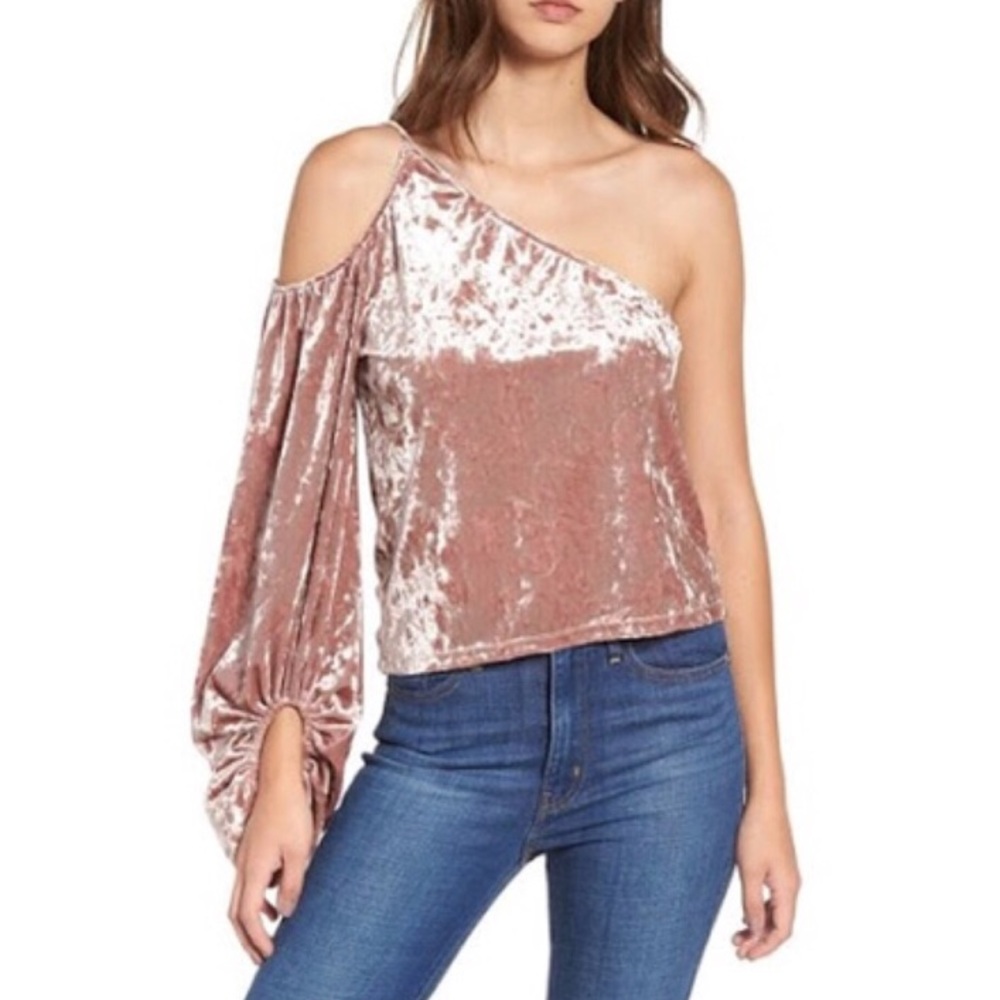 ⚡️HP⚡️NWT Leith crushed velvet cold shoulder top